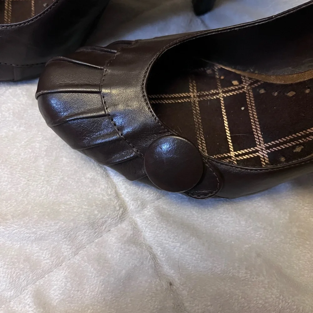 Brown leather BCBG heels with button detail, excellent condition. Size 8.5 - Picture 4 of 7